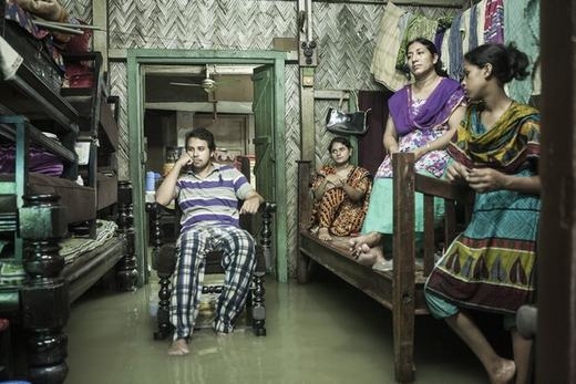 
	
	Hình ảnh một gia đình xem tivi chờ nước rút tại thành phố Chittagong, Bangladesh. Đây chính là hậu quả để lại của biến đổi khí hậu khiến nước lũ dâng cao.